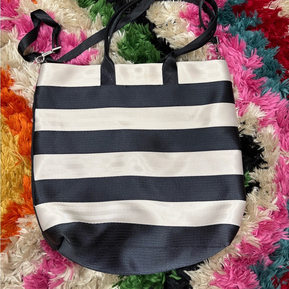 Harvey's Streamline Tote Bag Black and White Stripe Zipped Bag Seatbelt - Picture 4 of 8